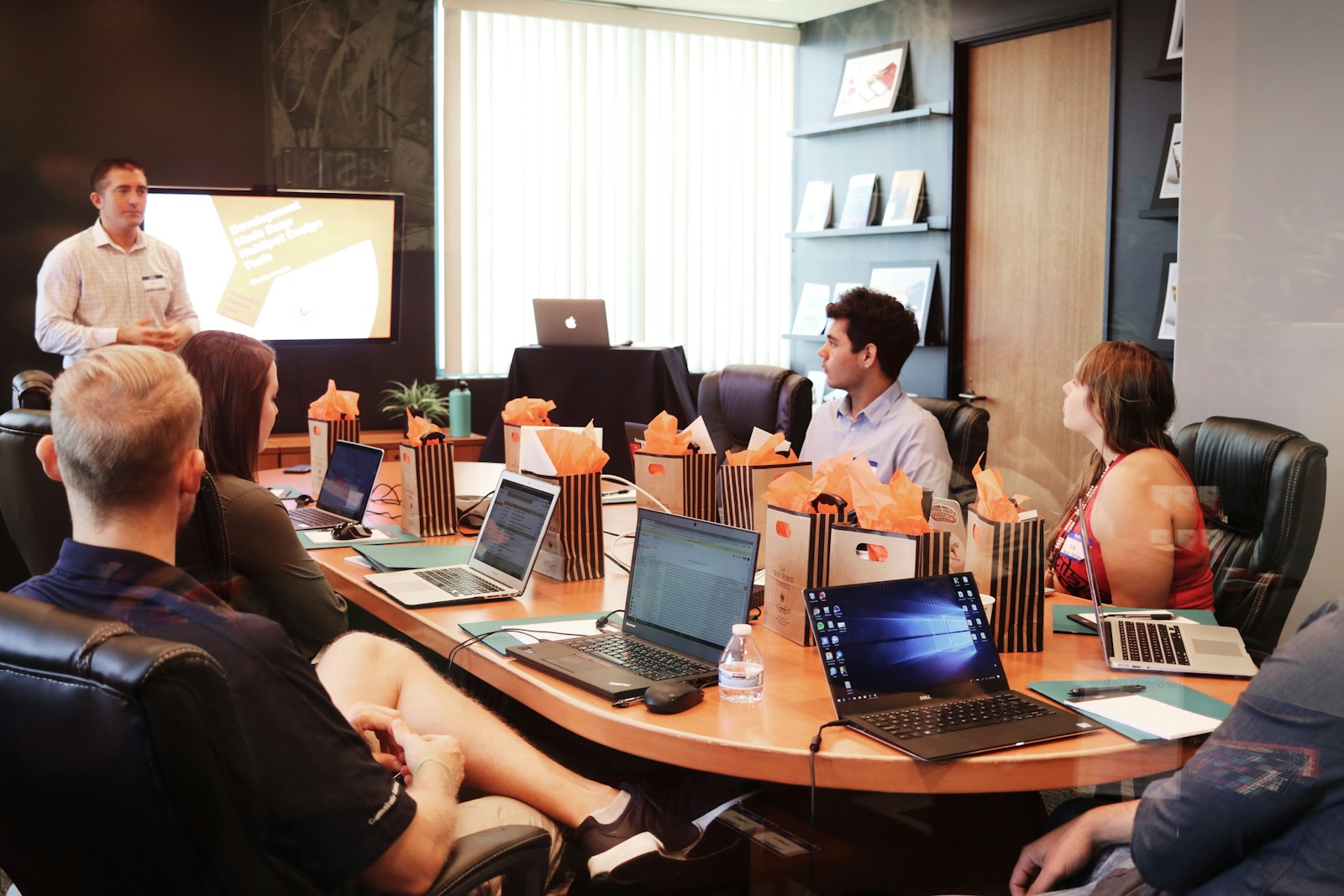 group of marketers sitting together to discuss content marketing do's and don'ts
